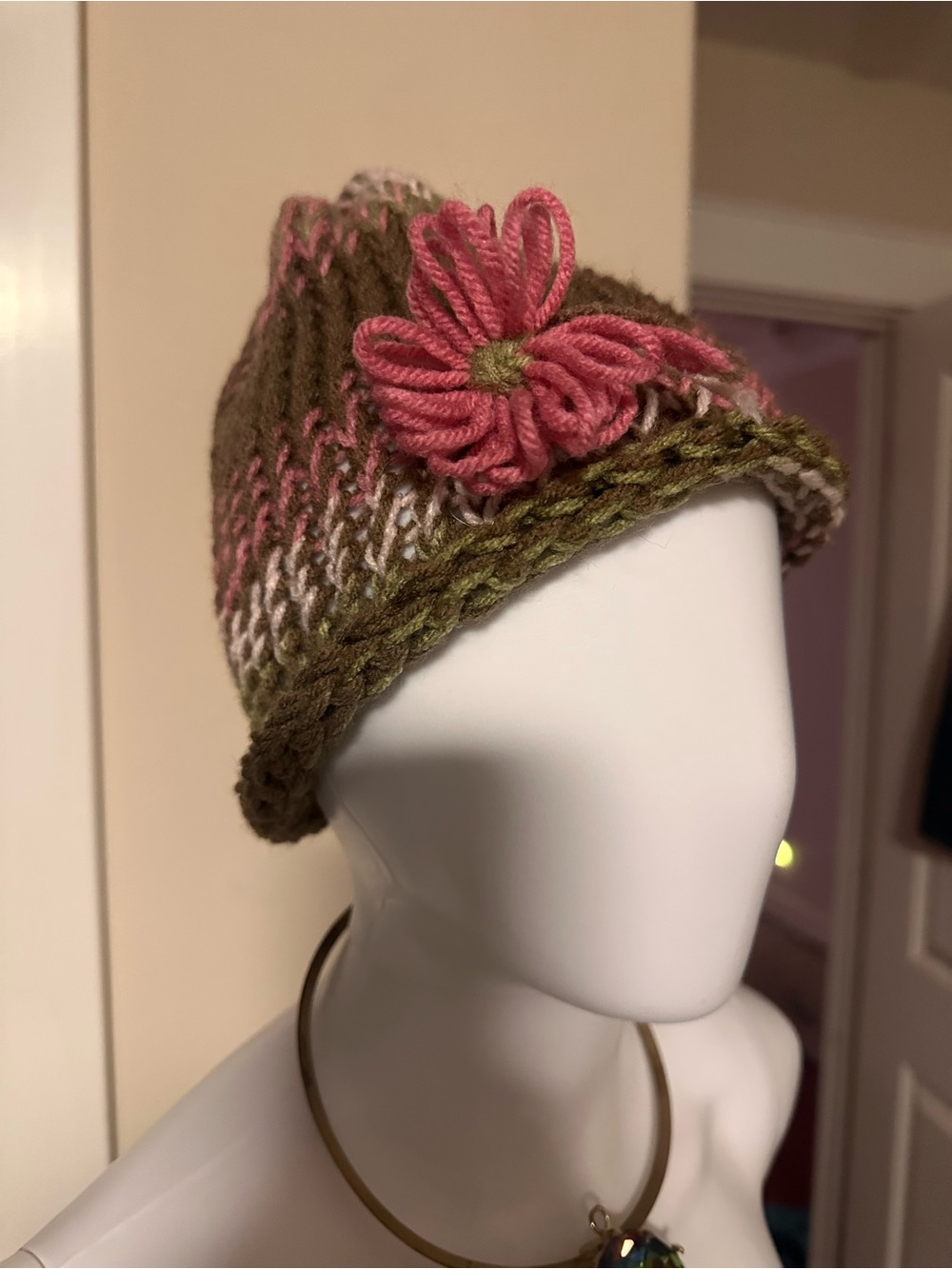 Vintage Hand Knit Boho Cloche Bucket Hat with Pink Flower Appliqué EUC